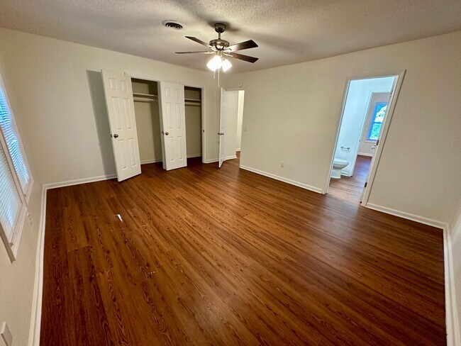Building Photo - 2 BEDROOM/ 1.5 BATHROOM TOWNHOME-WALKING D...