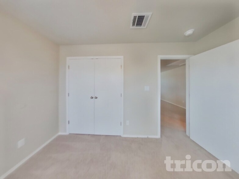 Building Photo - 5200 Saddle Clb Dr