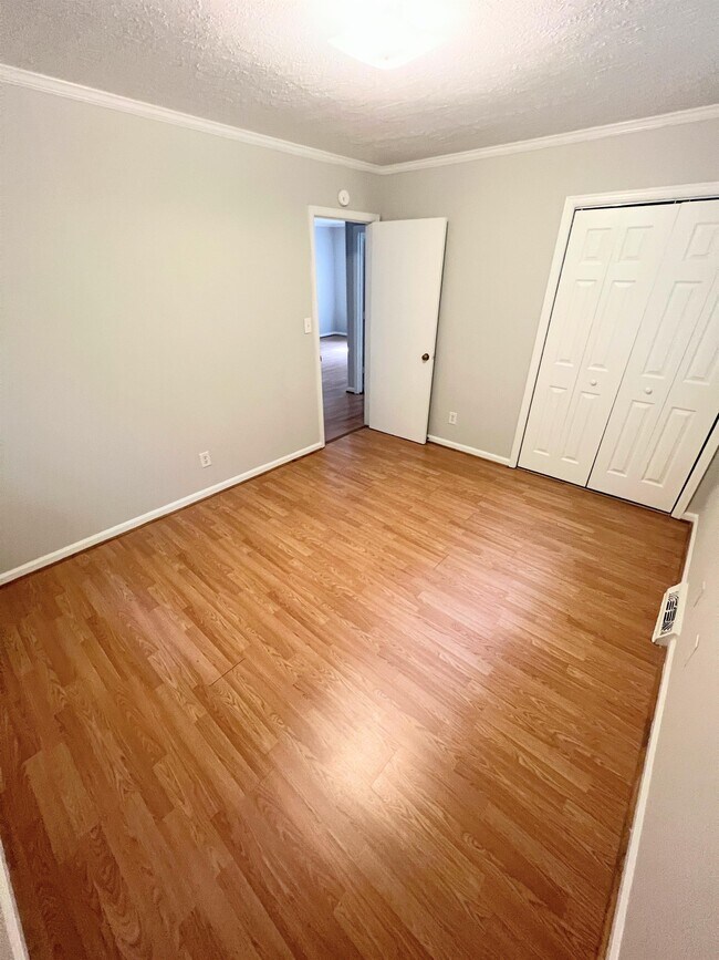 Building Photo - 1039 Oakmont Cir