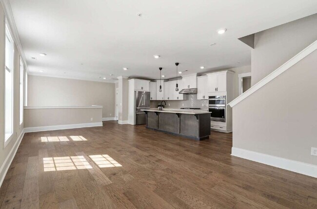 Building Photo - Luxury Townhome with Elevator and Rooftop Terrace