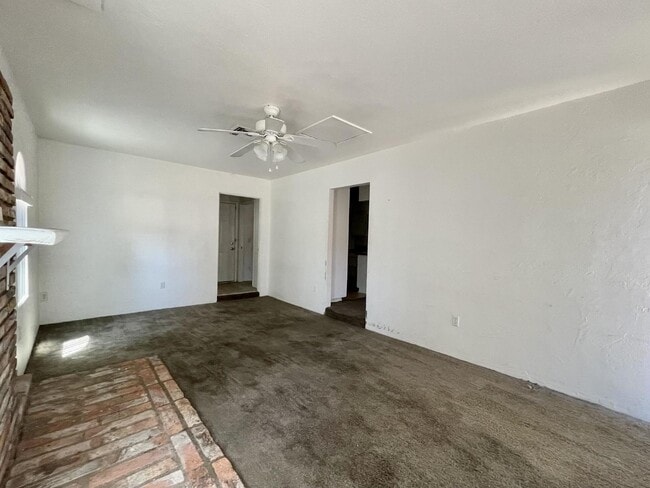 Building Photo - Large yard, 2 bed 1 bath home