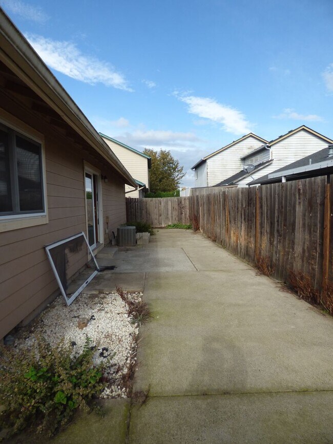 Building Photo - 3 bed Single level home in a Cul-De-Sac