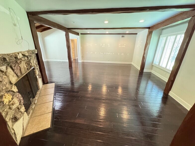 Building Photo - 3957 Woodfield Dr