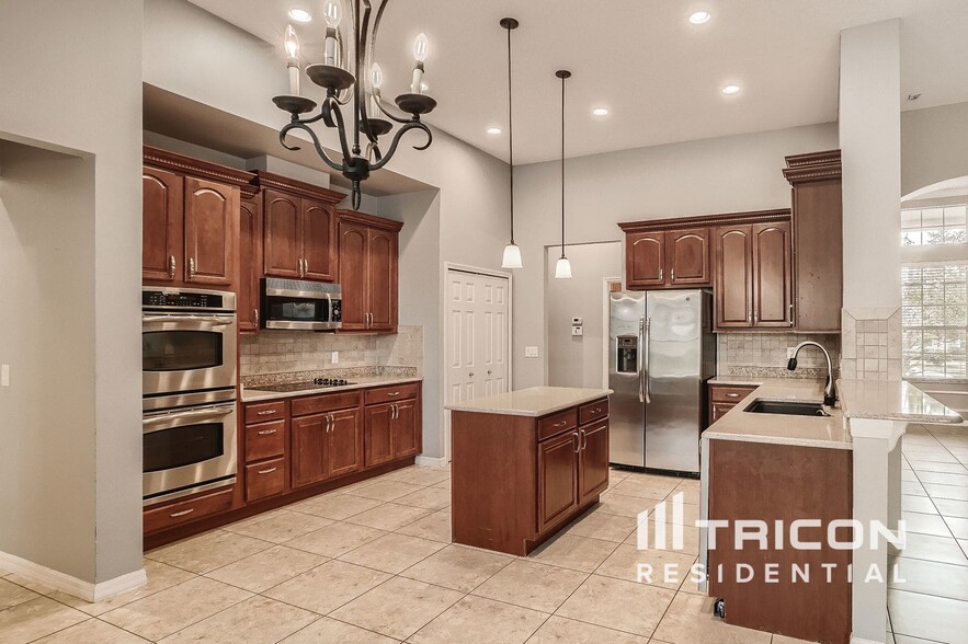 Building Photo - 929 Cavan Dr
