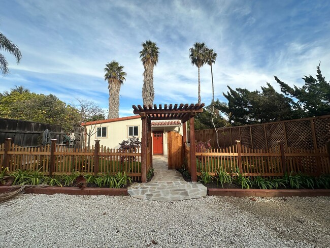 Building Photo - Charming Bungalow