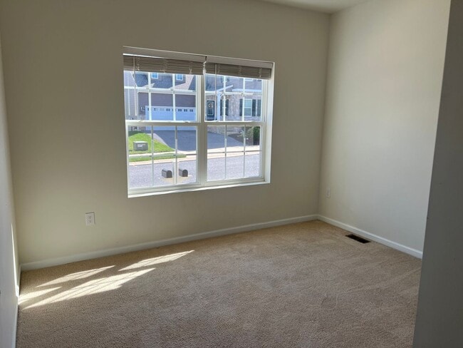 Building Photo - Stunning 4 bedroom 2.5 Bathroom Home in Ma...