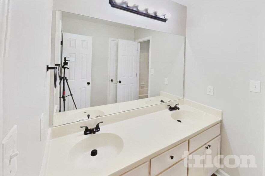 Building Photo - 2701 Riverbend Dr