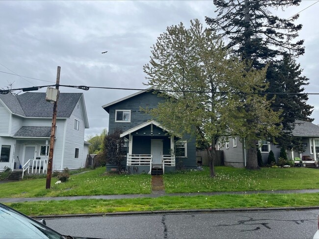 Building Photo - Large House, 6 Bedrooms Preleasing NOW!