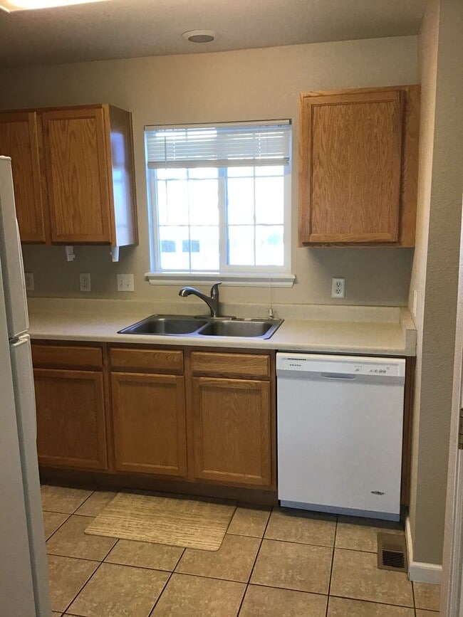 Building Photo - Townhome for rent near Red Hawk golf cours...