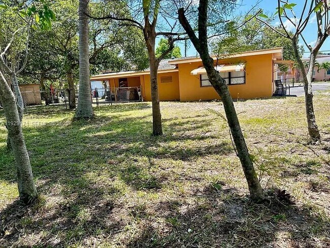 Building Photo - 1536 NW 15th Ave