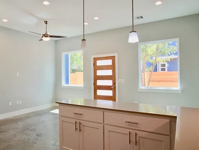 Building Photo - East Riverside near parks