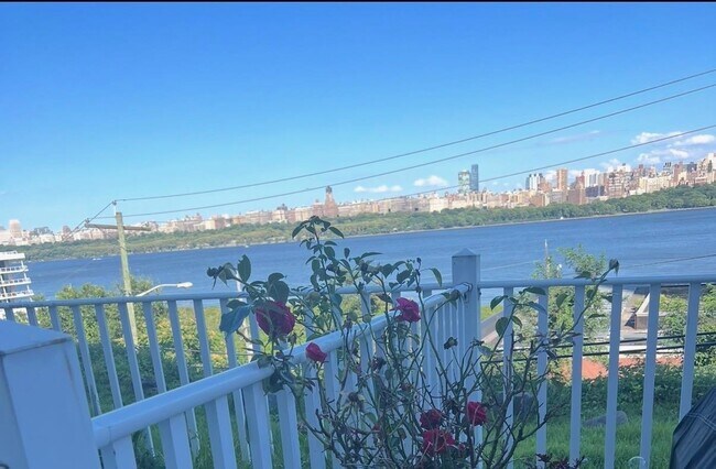 Building Photo - 8 Bergen Ridge Rd