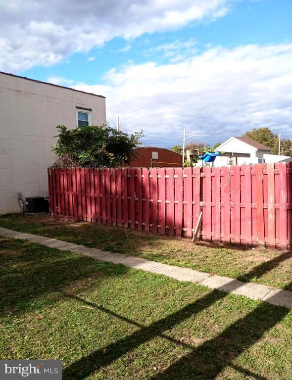 Building Photo - 393 N York St