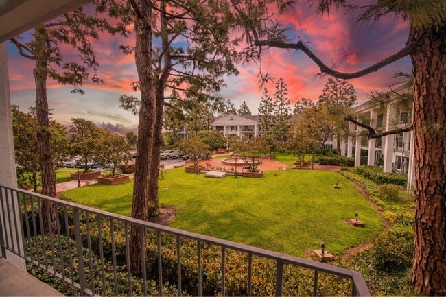 Building Photo - Newport Beach One Bedroom Beauty