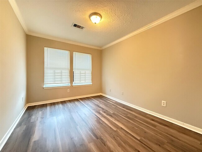 Building Photo - 4402 Larkspur St