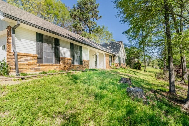 Building Photo - 703 Parker Dr