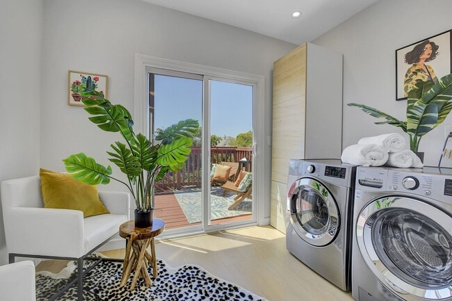Building Photo - Stylish West Oakland 2/1 Flat - Completely Renovated.