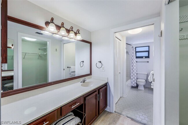 Building Photo - 803 River Point Dr