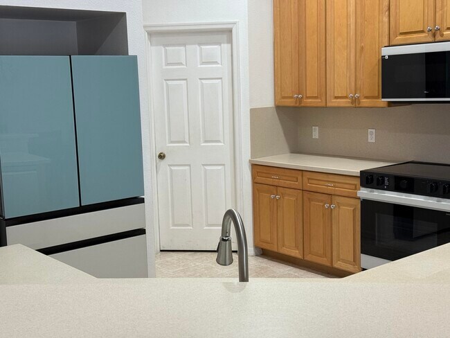 Building Photo - 5824 NW Zenith Dr