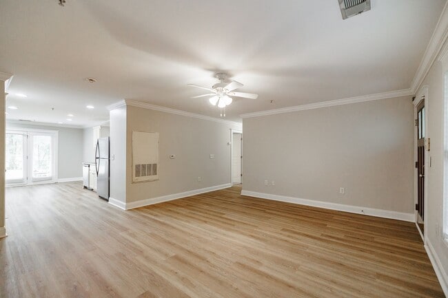 Building Photo - Ground-level, one-story condo in the highly sought-after gated community, The Woodlands of Athens!