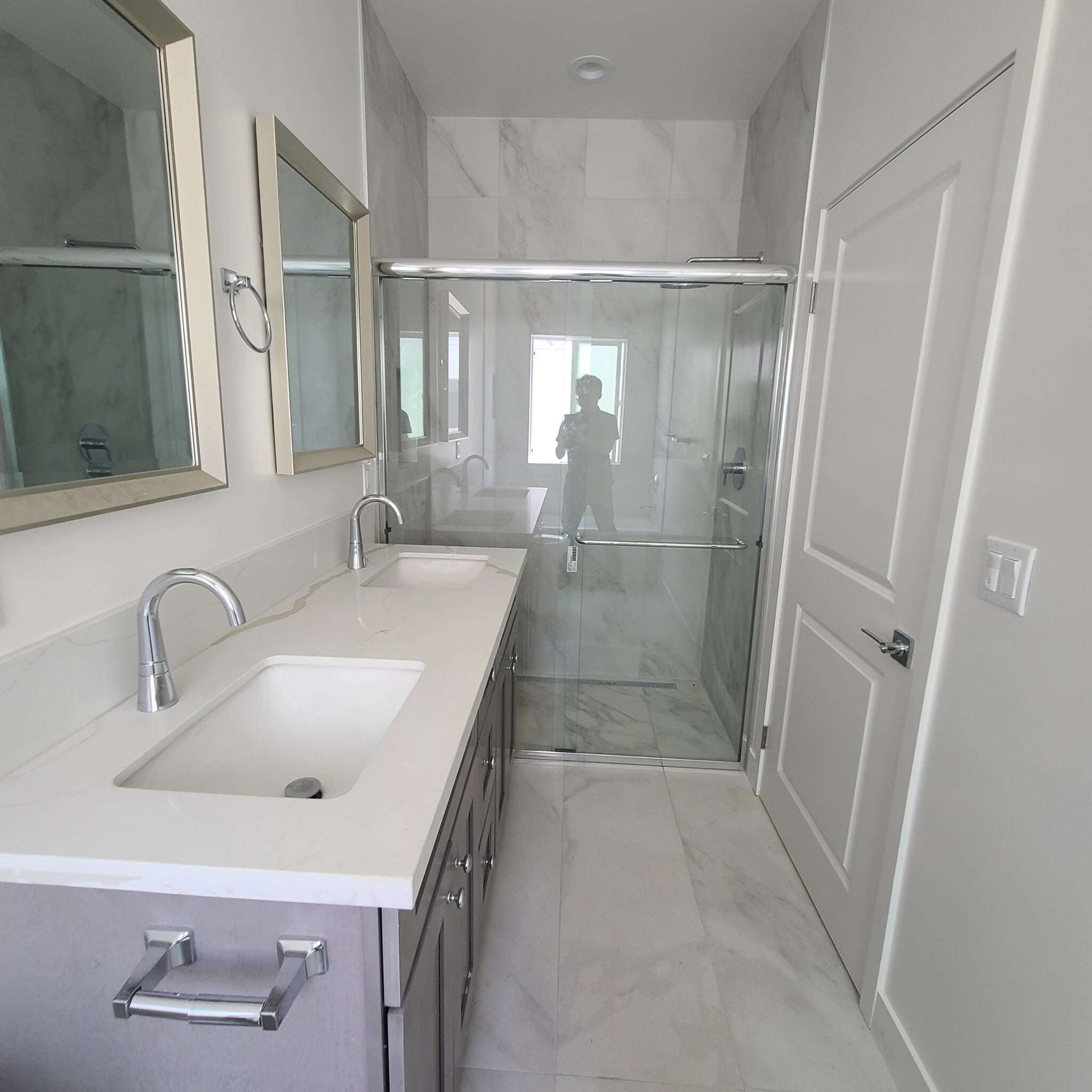Double Vanity Master - 13826 Bessemer St