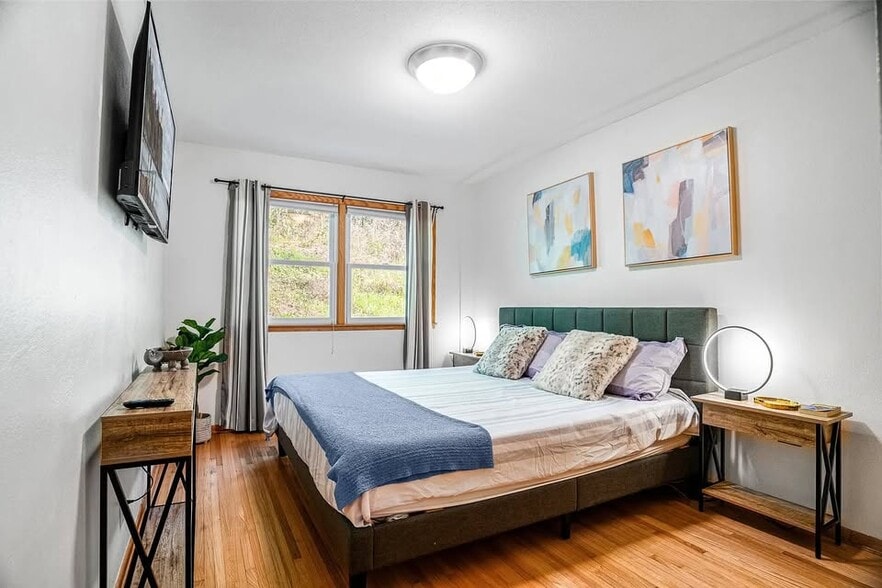 Building Photo - 4025 Chowen Ave S