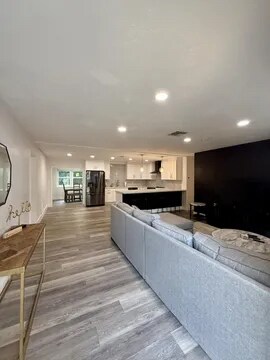 Building Photo - 511 SW N Riverpoint Dr