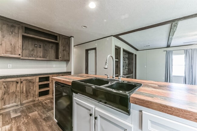 Building Photo - 1566 County Rd 610