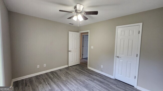 Building Photo - 135 Riverside Ct