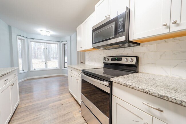 Building Photo - Beautiful Newly Remodeled Home on the Desoto Golf Course! A large landscaped lot with beautiful v...