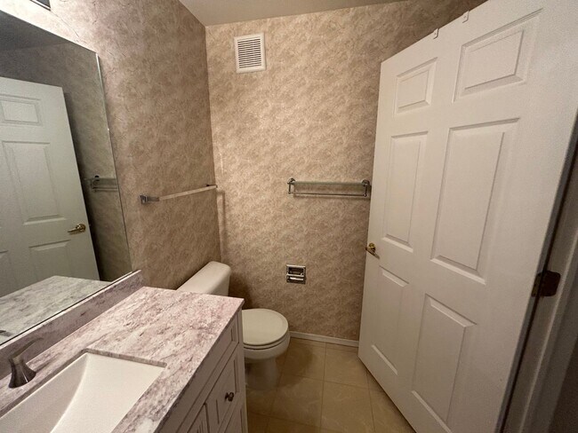 Building Photo - Nice 2 bedroom, 2 bath condo close to Fort...