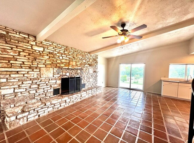 Building Photo - 3/2 Duplex on the River