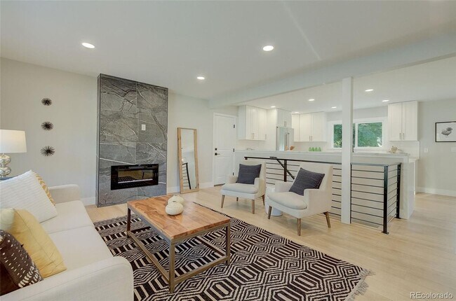 Building Photo - 5 Bedroom 3 Bathroom in Denver's Southmoor...