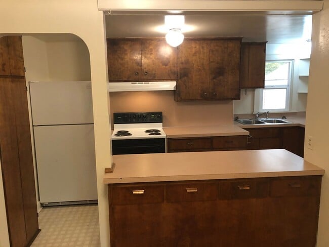 Building Photo - Campus House ~ 3 bedroom, 2 bath