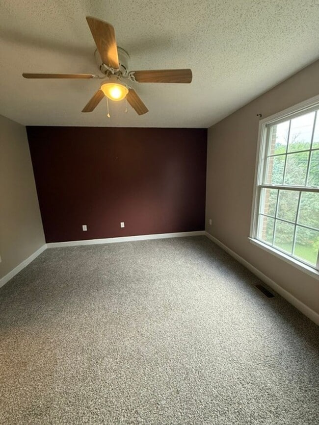 Building Photo - Worry free living, brick condo in Jonesborough!