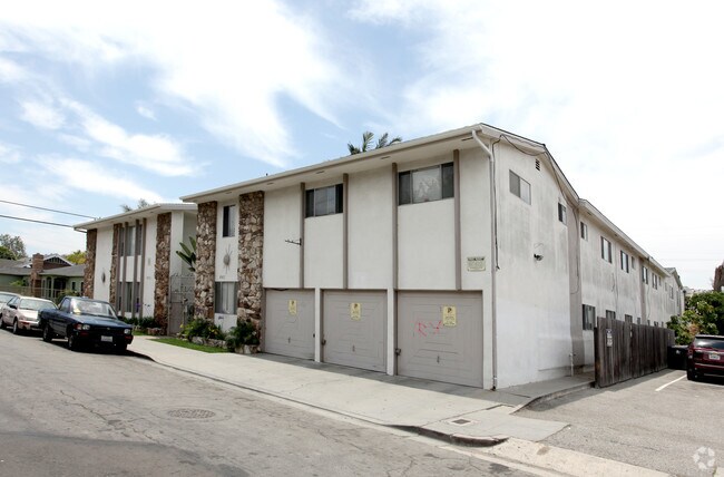 Building Photo - 425 Gaviota Ave