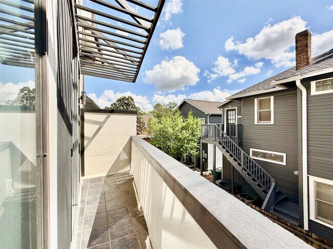 Building Photo - 608 W Drew St