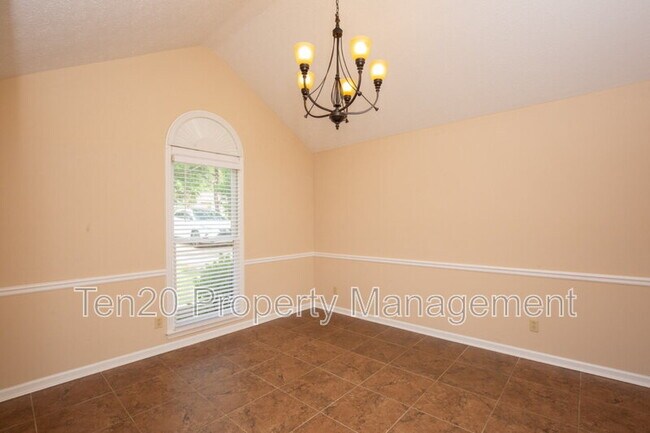 Building Photo - 11 Leah Ct