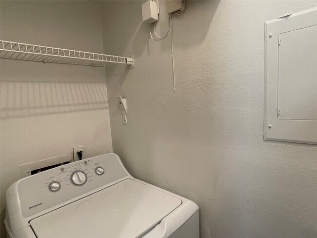 Building Photo - 6500 Harbor Town Dr