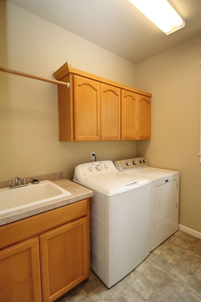 Building Photo - Alluring 4 Bedroom, 2.5 Bathroom Modern ho...