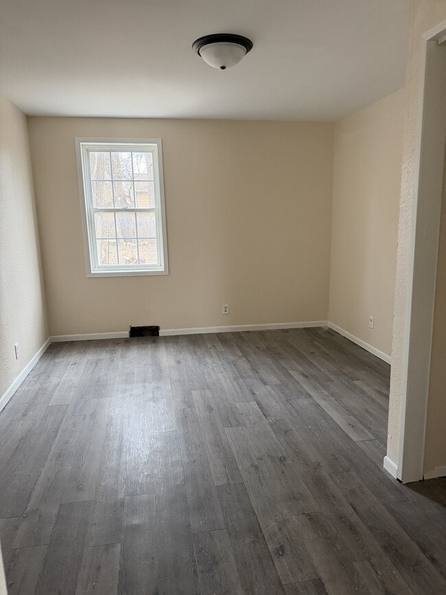 Building Photo - 458 S Float Ave