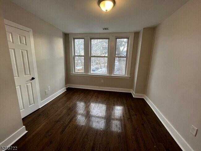 Building Photo - 44 Clifford St