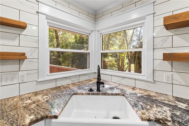 Building Photo - 505 Cross St