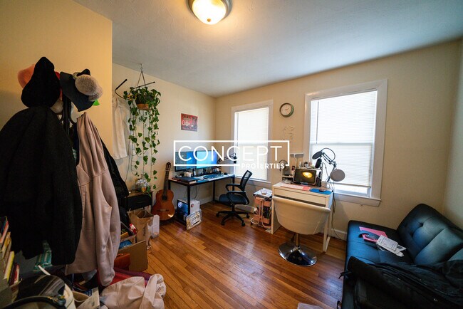 Building Photo - 4 Iroquois St