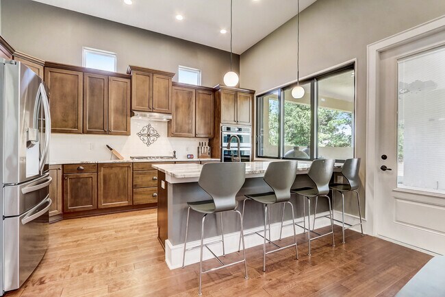 Building Photo - 10613 White Oak Dr