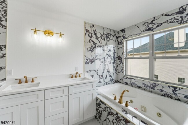 Building Photo - 704 Green Ln