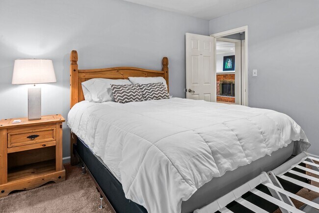 Building Photo - Prime Time Normal Town Living Home!