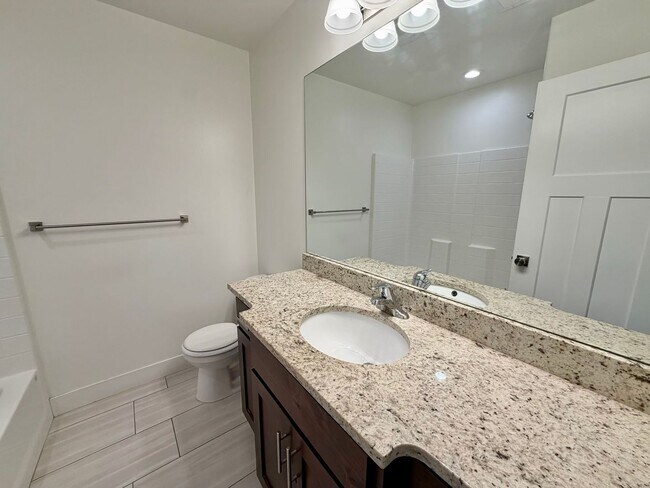 Building Photo - 428 1625 N