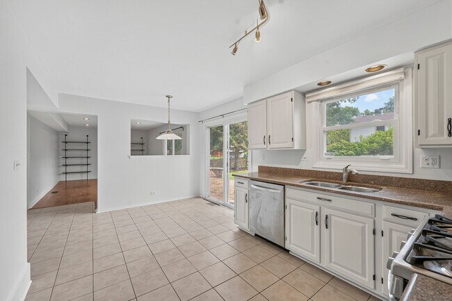 Building Photo - 2158 Countryside Cir