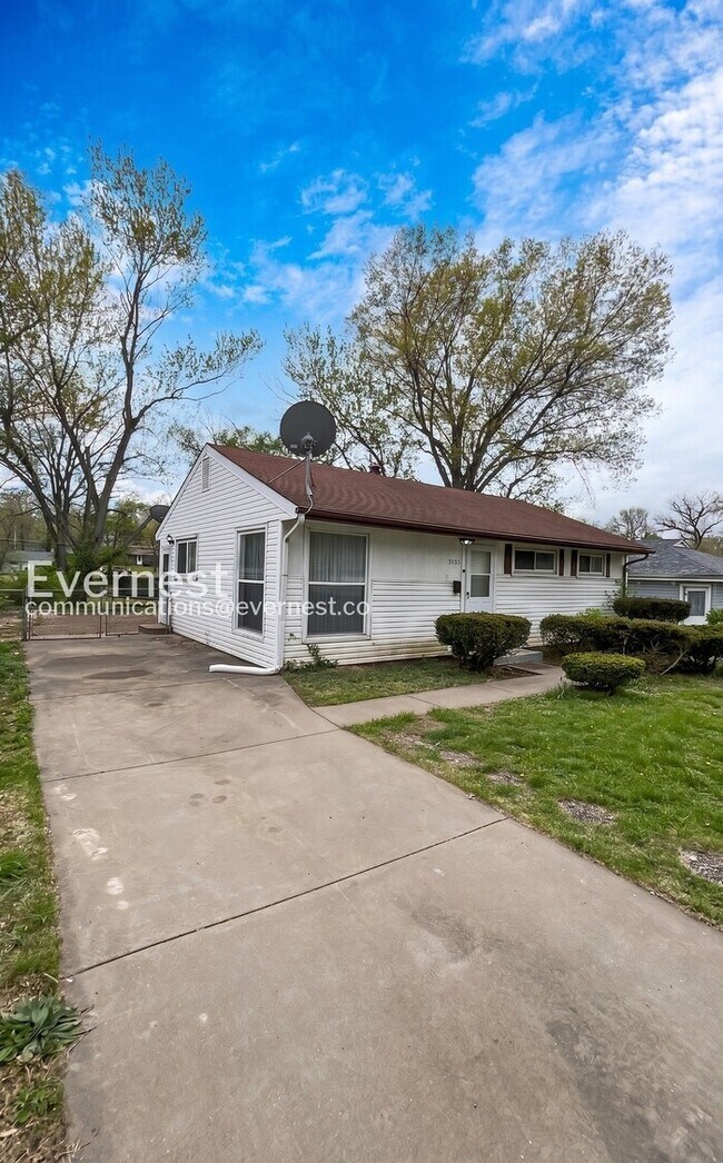 Building Photo - 3 Bed/1 Bath Home with Fenced Yard / Pet-Friendly / Vouchers Accepted / Coming Soon!